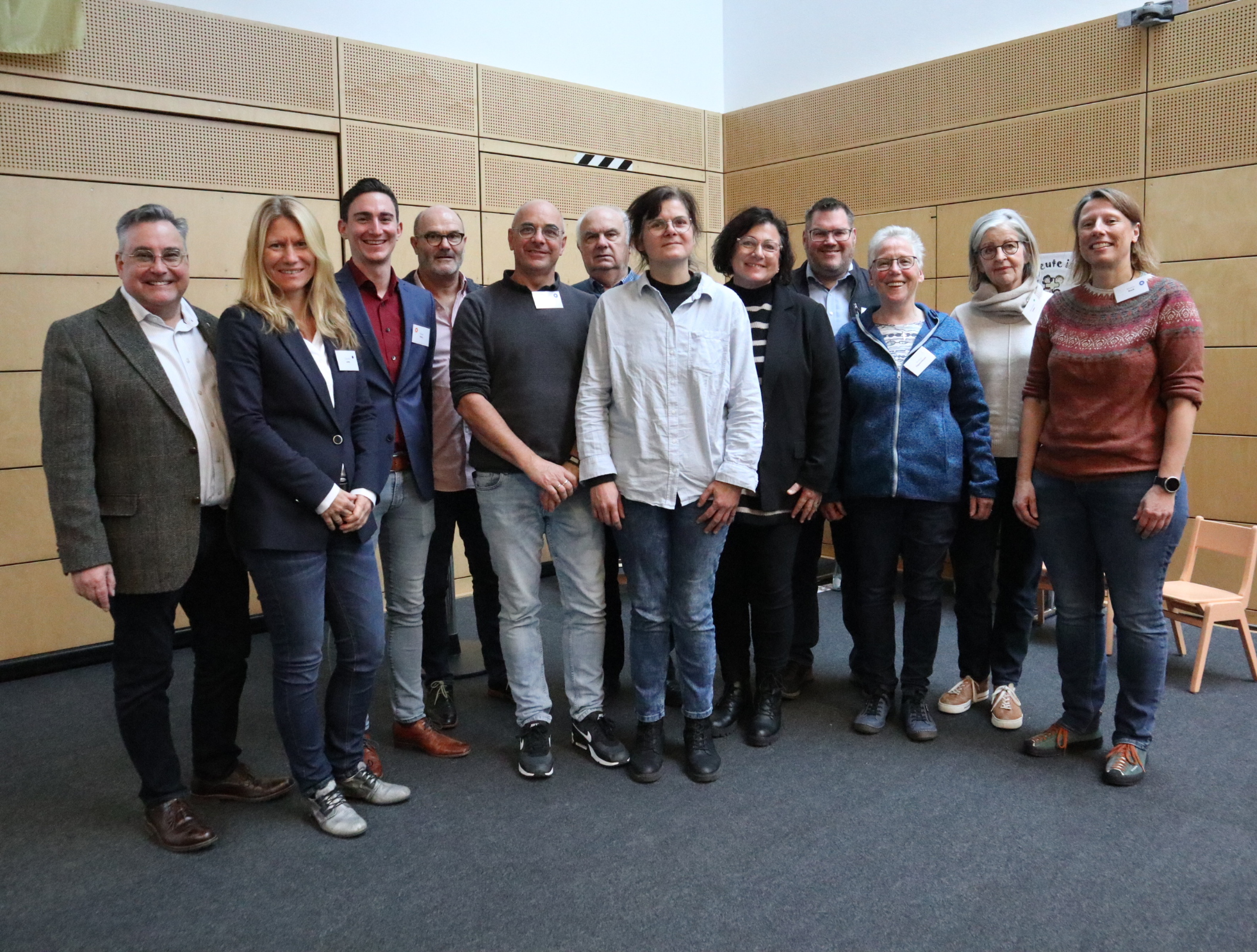 Dekan Joachim Fey, Claudia Lang, Tobias Petry, Rainald Kauer, Dieter Christ, Gerhard Kremer, Anni Toth, Ilona Besha, Adrian Ritt, Andrea Oppenhäuser, Mechthild Sabel und Beatrix Bock (v.l.n.r.)