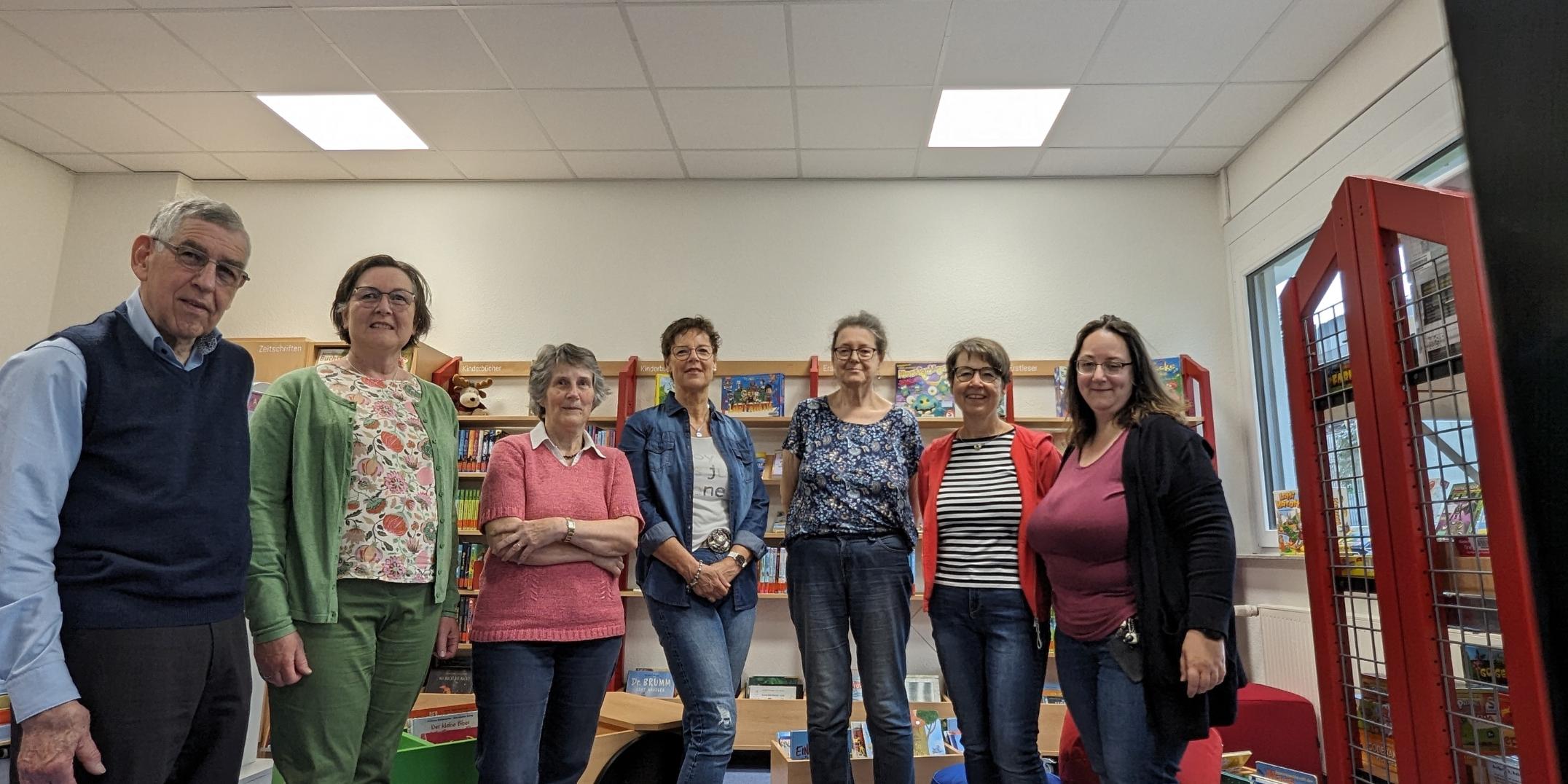 Teilnehmende des Treffens des Büchereirings in der KÖB Bad Salzig (v. l. n. r.): Franz Müller, Sabine Wieprecht, Helga Becker, Gaby Rech, Angelika Lansen, Elke Nick, Alexandra Bock.