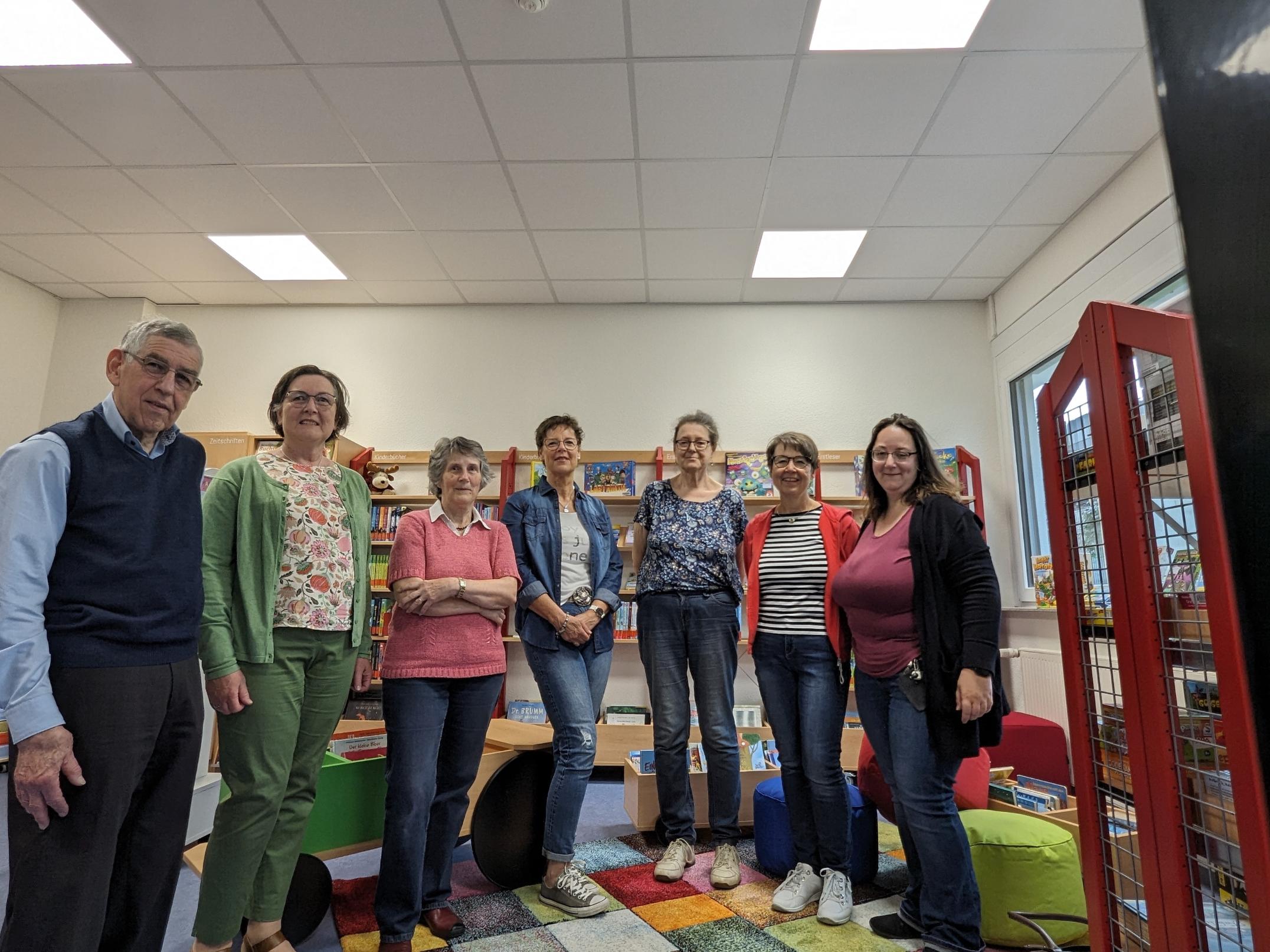 Teilnehmende des Treffens des Büchereirings in der KÖB Bad Salzig (v. l. n. r.): Franz Müller, Sabine Wieprecht, Helga Becker, Gaby Rech, Angelika Lansen, Elke Nick, Alexandra Bock.