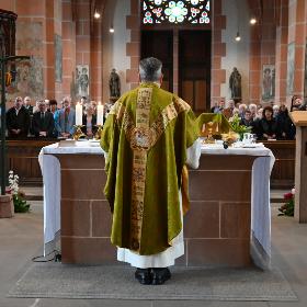 Dekan Joachim Fey eröffnet die Ausstellung in der Liebfrauenkirche im Anschluss an den Gemeindegottesdienst.