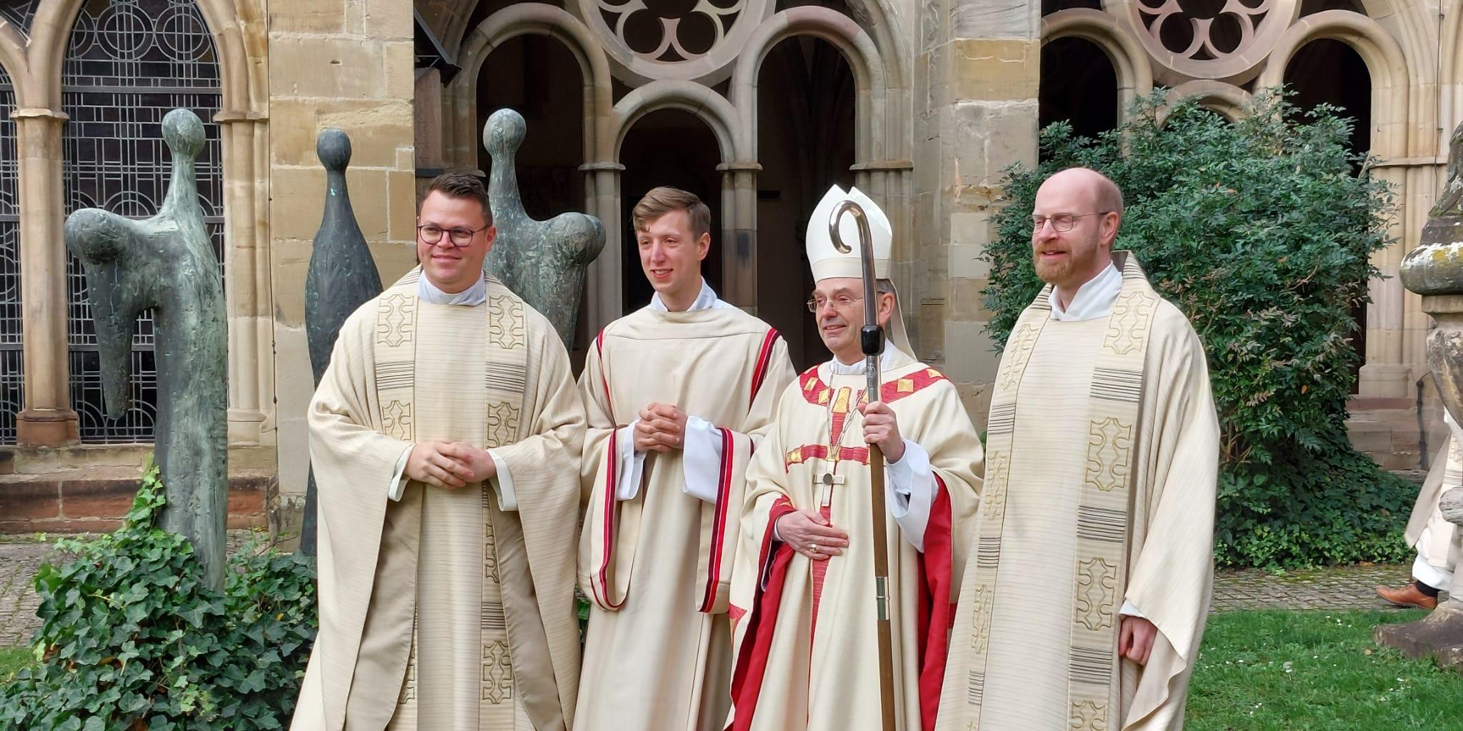 Diakonenweihe von Antonio Jagodin. Regens Tim Sturm, Diakon Antonio Jagodin, Weihbischof Robert Brahm und Spiritual Jan Lehmann (v.l.n.r.)