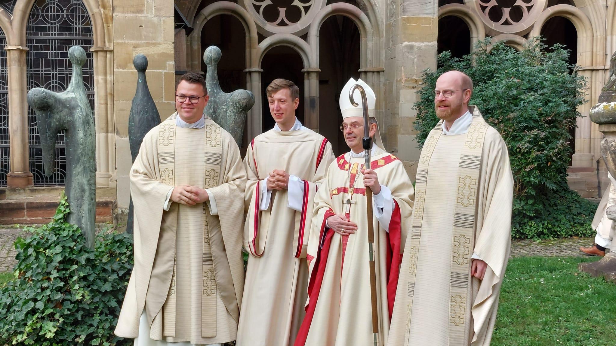 Diakonenweihe von Antonio Jagodin. Regens Tim Sturm, Diakon Antonio Jagodin, Weihbischof Robert Brahm und Spiritual Jan Lehmann (v.l.n.r.)